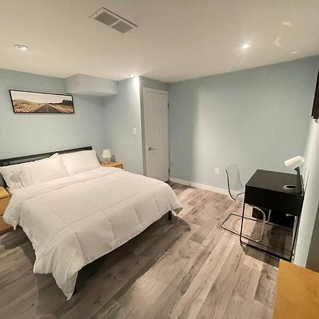 Lovely 2 Bedroom Basement Apartment In โตรอนโต ภายนอก รูปภาพ