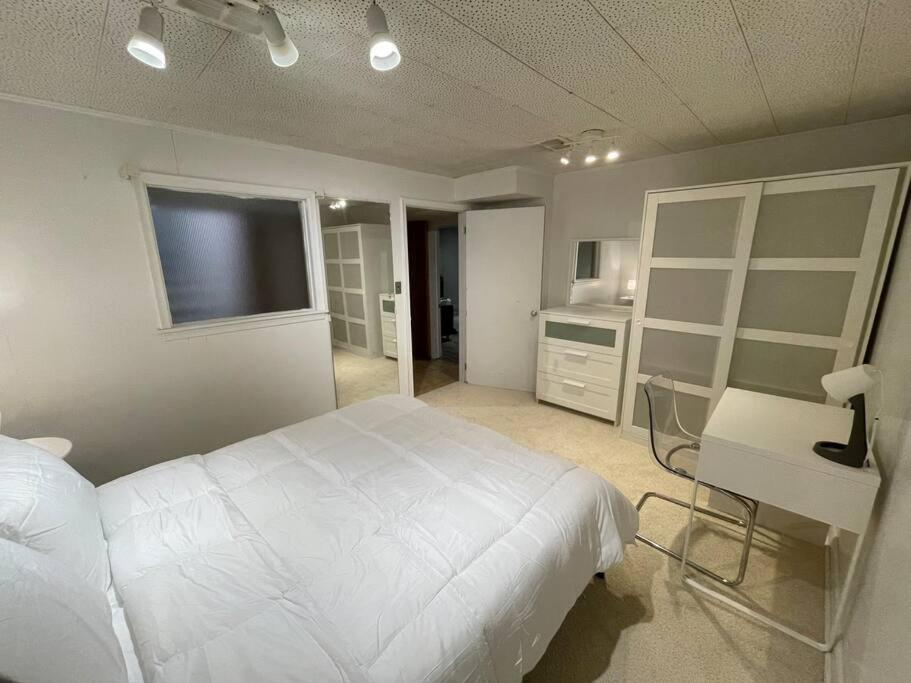 Lovely 2 Bedroom Basement Apartment In โตรอนโต ภายนอก รูปภาพ