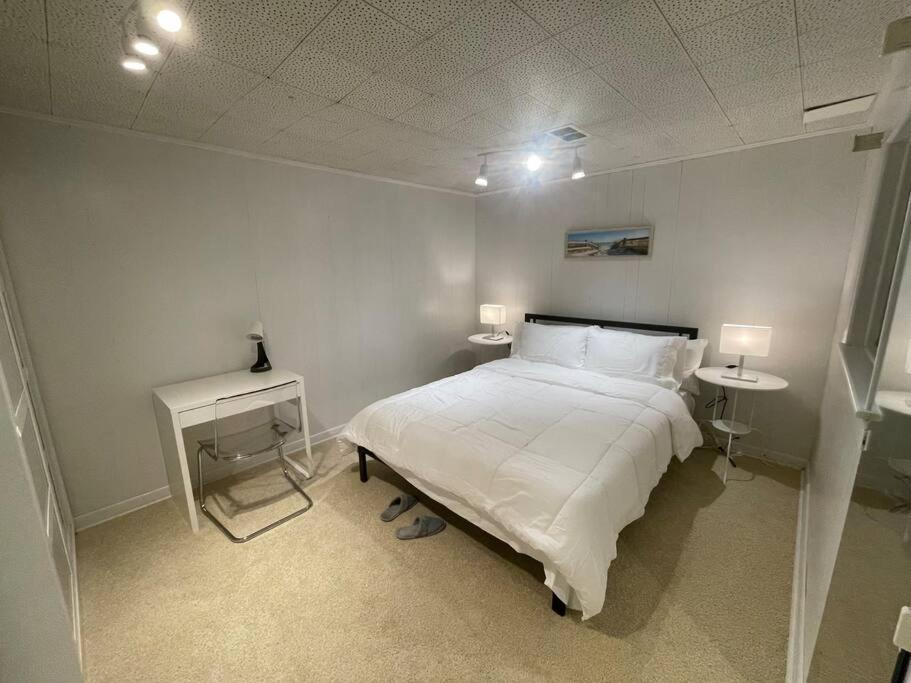 Lovely 2 Bedroom Basement Apartment In โตรอนโต ภายนอก รูปภาพ