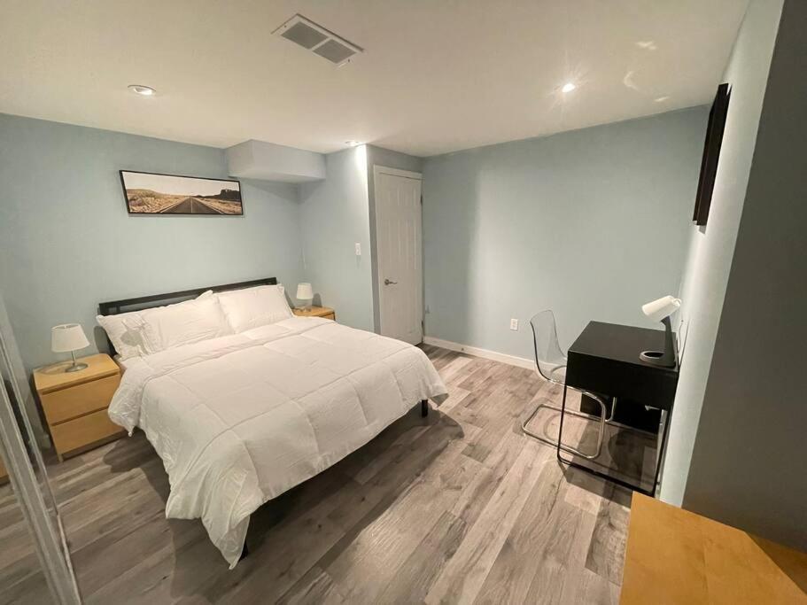 Lovely 2 Bedroom Basement Apartment In โตรอนโต ภายนอก รูปภาพ