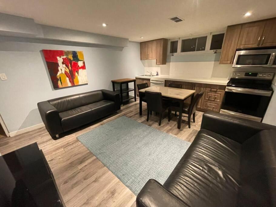 Lovely 2 Bedroom Basement Apartment In โตรอนโต ภายนอก รูปภาพ