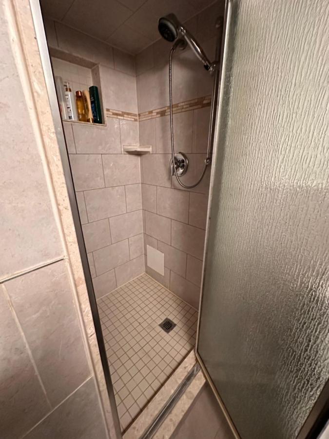 Lovely 2 Bedroom Basement Apartment In โตรอนโต ภายนอก รูปภาพ